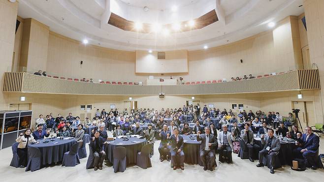 합천운석충돌구 국제 학술포럼에 참석한 주요 인사들이 기념촬영을 하고 있다. ⓒ합천군 제공