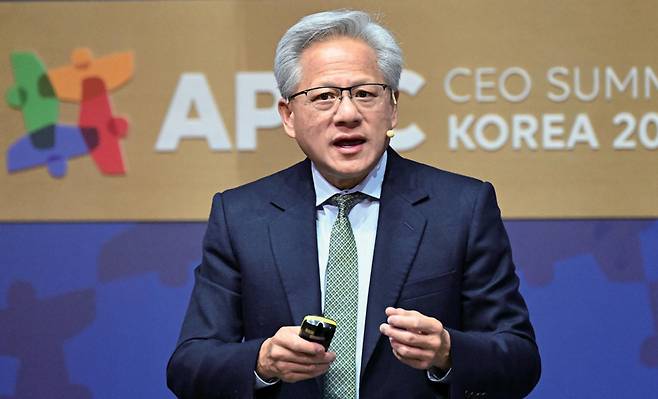 젠슨 황 엔비디아 최고경영자(CEO)가 10월31일 경북 경주예술의전당에서 열린 아시아태평양경제협력체(APEC) 최고경영자(CEO) 서밋 특별 세션에서 기조연설을 하고 있다. ⓒ연합뉴스