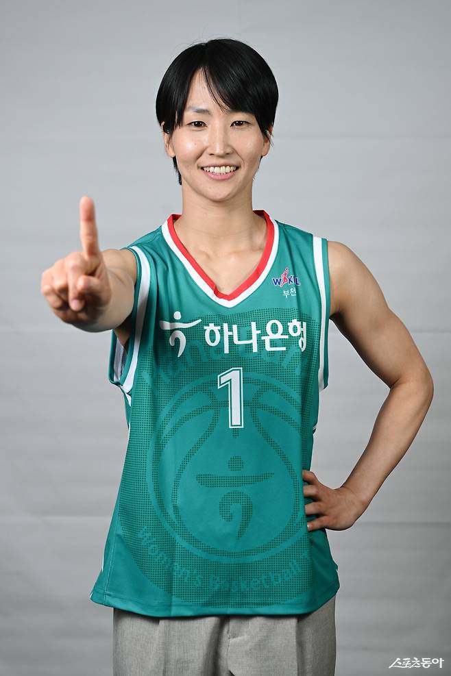 WKBL 아시아쿼터 제도는 2024~2025시즌을 통해 성공적인 안착을 알렸다. 2025~2026시즌에도 아시아쿼터 선수들이 판도를 바꿀 수 있을지에 관심이 쏠린다. 2025~2026시즌 아시아쿼터 선수 드래프트 1순위로 지명된 하나은행 이이지마 사키. 사진제공｜WKBL