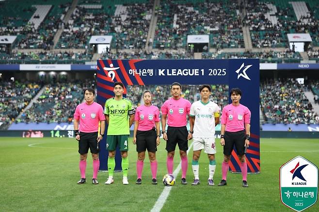 지난 9일 전주월드컵경기장에서 열린 전북 현대와 대전하나시티즌의 경기를 앞두고 기념사진을 촬영하고 있는 양 팀 주장과 심판진. /사진=한국프로축구연맹 제공
