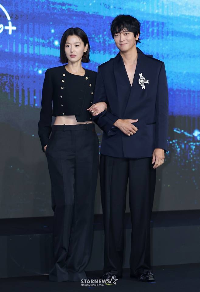 배우 전지현, 강동원이 2일 오전 서울 포시즌스 호텔에서 진행된 디즈니+ 오리지널 시리즈 '북극성' 제작발표회에 참석해 포즈를 취하고 있다. 유엔대사로서 국제적 명성을 쌓아온 문주(전지현)가 대통령 후보 피격 사건의 배후를 쫓는 가운데, 그녀를 지켜야만 하는 국적불명의 특수요원 산호(강동원)와 함께 한반도를 위협하는 거대한 진실을 마주하는 첩보 멜로 시리즈 '북극성'은 오는 10일 공개된다. /2025.09.10 /사진=이동훈 photoguy@