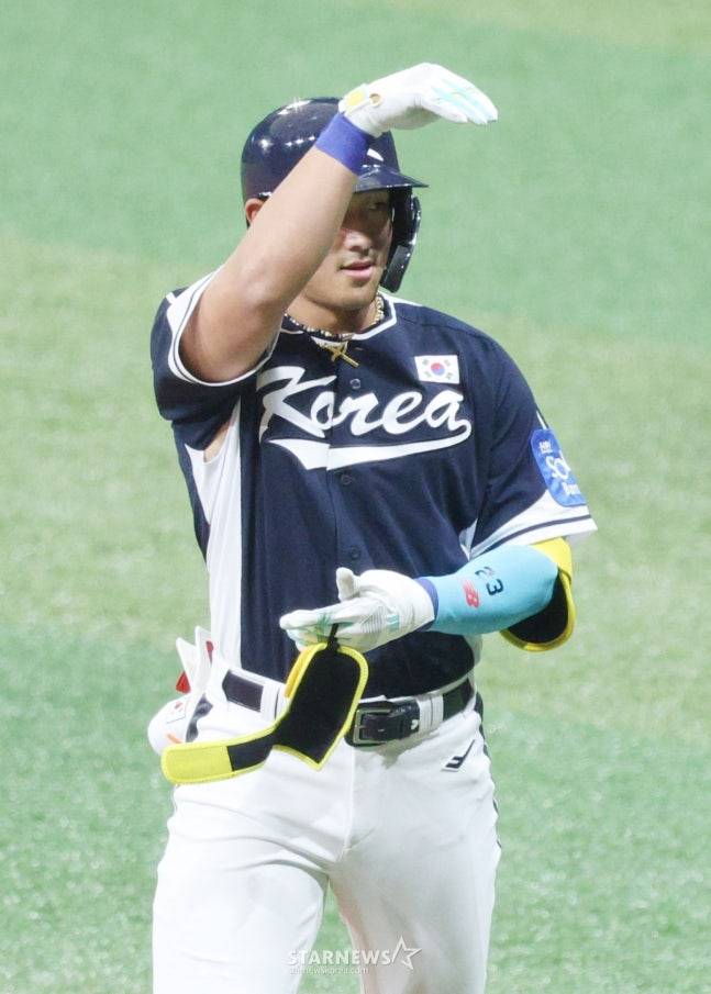 세리머니를 하고 있는 안현민의 모습. /사진=김진경 대기자