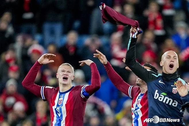 엘링 홀란이 14일(한국시간) 노르웨이 오슬로의 울레볼 스타디온에서 열린 에스토니아와의 '2026 국제축구연맹(FIFA) 북중미 월드컵' 유럽 예선 I조 조별리그 9차전 홈 경기에서 함성을 지르고 있다. /AFPBBNews=뉴스1