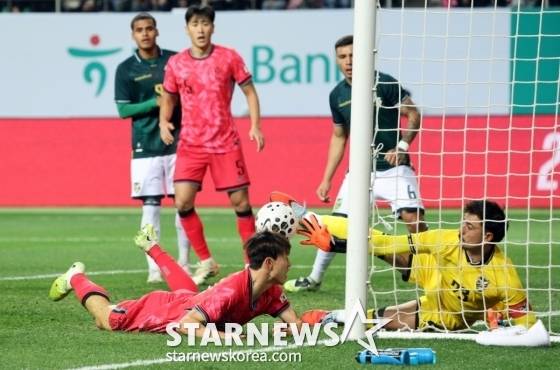 이재성(아래)이 14일 오후 8시 대전월드컵경기장에서 열린 볼리비아전에서 다이빙 헤더를 시도하고 있다. /사진=강영조 선임기자
