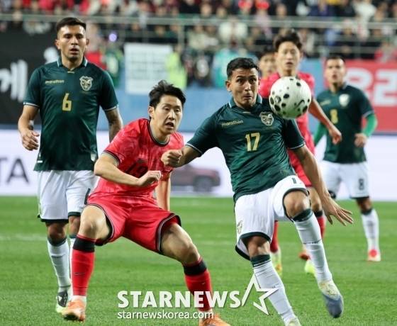 이강인(가운데)이 14일 오후 8시 대전월드컵경기장에서 열린 볼리비아전에 나서 볼경합을 벌이고 있다. /사진=강영조 선임기자