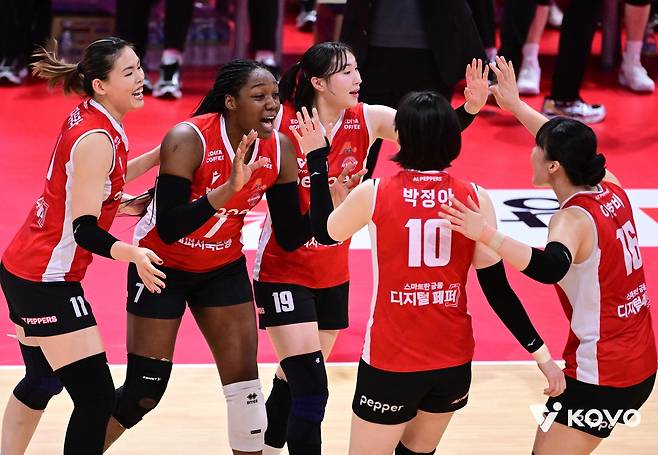 득점 후 기뻐하는 페퍼저축은행 선수들 [한국배구연맹 제공. 재판매 및 DB 금지]