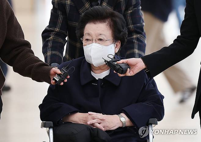 이배용 전 국교위원장, 특검 재출석 (서울=연합뉴스) 김성민 기자 = 휠체어를 탄 이배용 전 국가교육위원장이 13일 서울 광화문 KT 빌딩에 마련된 김건희특검 사무실로 재출석하고 있다. 2025.11.13 ksm7976@yna.co.kr