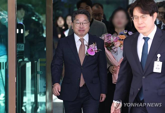 퇴임식 마치고 대검 나서는 노만석 검찰총장 직무대행 (서울=연합뉴스) 김성민 기자 = 퇴임식을 마친 노만석 검찰총장 직무대행이 14일 서울 서초구 대검찰청을 나서고 있다. 2025.11.14 ksm7976@yna.co.kr