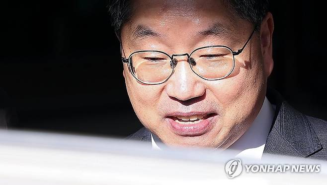 차량 탑승하는 노만석 검찰총장 직무대행 (서울=연합뉴스) 김성민 기자 = 퇴임식을 마친 노만석 검찰총장 직무대행이 14일 서울 서초구 대검찰청을 나서며 차에 오르고 있다. 2025.11.14 ksm7976@yna.co.kr