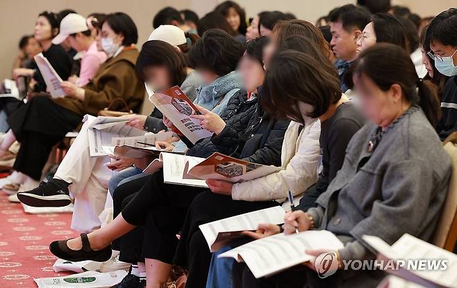 2026 정시 합격예측 및 전략 설명회 (서울=연합뉴스) 한종찬 기자 = 2026학년도 대학수학능력시험 다음날인 14일 서울 광진구 세종대학교에서 열린 종로학원 2026 정시 합격예측 및 전략 설명회에서 학부모들이 강사의 설명을 듣고 있다. 2025.11.14 saba@yna.co.kr