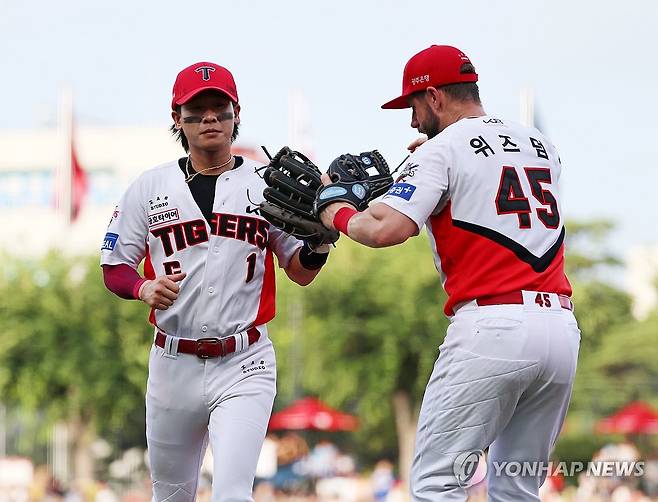 위즈덤의 환영받는 박찬호 (광주=연합뉴스) 조남수 기자 = 6일 광주기아챔피언스필드에서 열린 프로야구 롯데 자이언츠와 KIA 타이거즈의 경기. KIA 유격수 박찬호가 2회초 1사 1, 2루에서 롯데 장두성의 직선타구를 잡아 2루주자까지 더블아웃을 시킨 뒤 더그아웃으로 향하며 위즈덤의 환영을 받고 있다. 2025.7.6 iso64@yna.co.kr