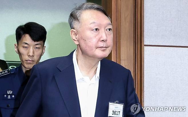 법정 들어서는 윤석열 전 대통령 [연합뉴스 자료사진]