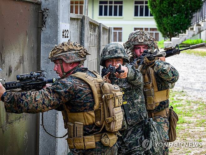 25-2차 KMEP 연합훈련 실시한 한미 해병대 (서울=연합뉴스) 해병대는 지난 7월 중순부터 8월까지 미 해병대와 김포, 강화, 포항, 포천, 동두천 등지에서 25-2차 KMEP 연합훈련을 실시하고 있다고 6일 밝혔다. 
    한미 해병대 장병들이 KMEP 연합보병훈련 간 연합제대를 편성해 도시지역작전 근접전투기술 훈련을 하고 있다. 2025.8.6 [한미 해병대 제공. 재판매 및 DB 금지] photo@yna.co.kr
