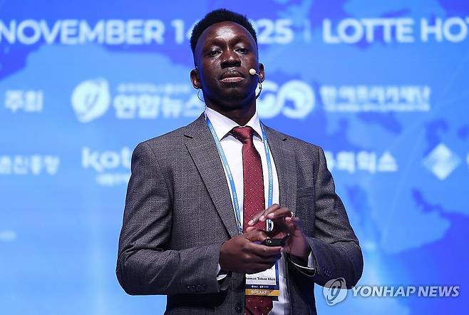 강연하는 토마스 타반 아콧 인제대 상계백병원 외과 전문의 (서울=연합뉴스) 김성민 = 14일 서울 중구 롯데호텔에서 국가기간뉴스통신사 연합뉴스 주최로 열린 '2025 미래경제포럼'에서 토마스 타반 아콧 인제대 상계백병원 외과 전문의가 강연을 하고 있다. 
    이날 포럼은 '아프리카의 재발견, 함께 도약하는 대한민국'을 주제로 열렸다. 2025.11.14 ksm7976@yna.co.kr