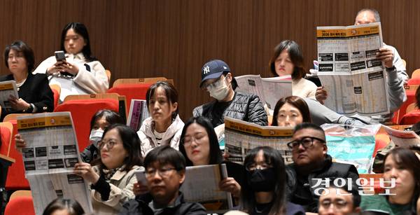 15일 오후 안양시 동안구 롯데백화점 평촌점 식품관에서 열린 ‘평촌청솔학원 2026 수능 가채점 설명회’에서 수험생과 학부모들이 정시 배치 참고표를 살펴보고 있다. 2025.11.15 /최은성기자 ces7198@kyeongin.com