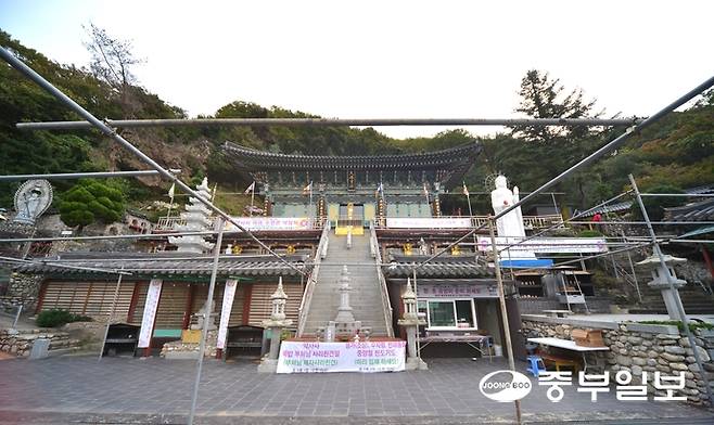 약사사의 중심법당인 대웅보전. 주변으로 많은 탑, 불상이 조성돼 있다. 주수완