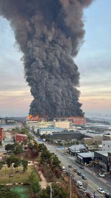 화염이 치솟는 천안시 풍세면 이랜드 물류센터