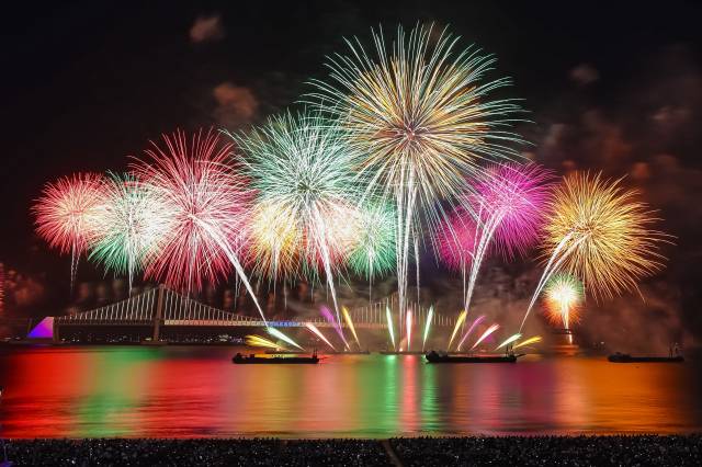 제20회 부산불꽃축제가 열린 15일 부산 수영구 광안리해수욕장 일대에서 광안대교를 배경으로 화려한 불꽃쇼가 펼쳐지고 있다. 김종진 기자 kjj1761@