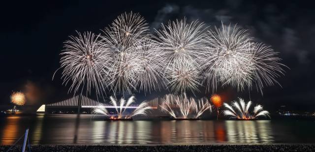 제20회 부산불꽃축제가 열린 15일 부산 수영구 광안리해수욕장 일대에서 광안대교를 배경으로 화려한 불꽃쇼가 펼쳐지고 있다. 김종진 기자 kjj1761@