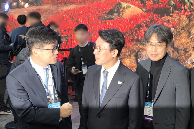 김민석 총리가 엔씨소프트 부스를 방문했다(제공=게임기자클럽).