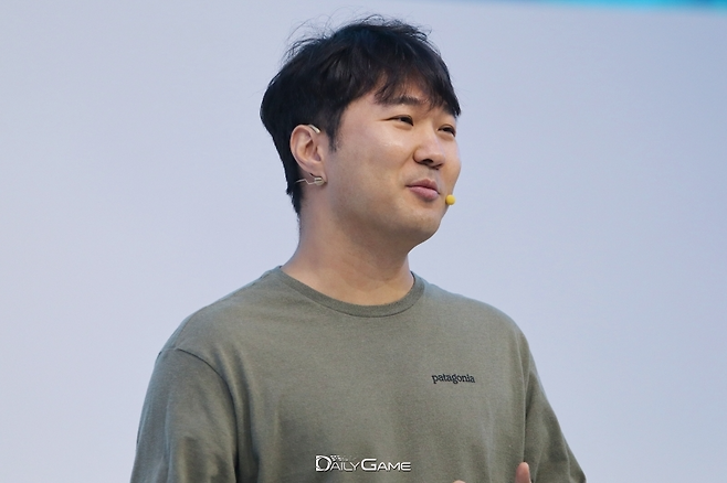 넷마블네오 권도형 PD가 '지스타 2025' 현장에서 '나 혼자만 레벨업: 카르마'를 처음으로 소개하며 현장 관람객과 소통했다.