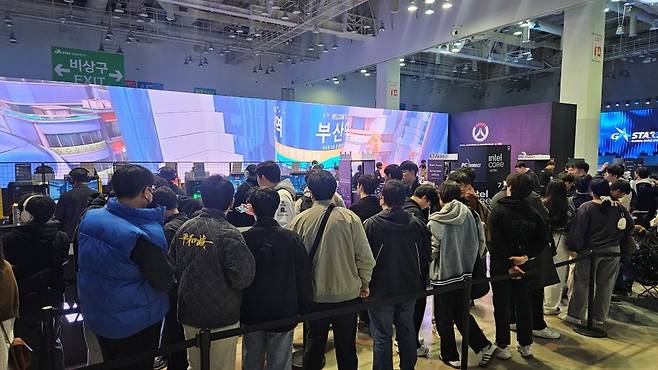 - 비교적 관심도가 낮은 2전시관에서도 블리자드 부스에는 많은 관람객이 몰렸다