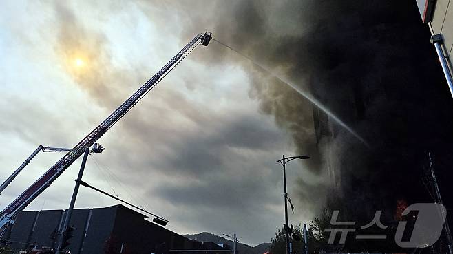 15일 오전 충남 천안 동남구 이랜드패션 물류센터에서 화재가 발생해 검은 연기와 함께 화염이 치솟고 있다. 소방 당국은 대응 2단계로 격상해 화재를 진화 중이다. 2025.11.15/뉴스1 ⓒ News1 이시우 기자