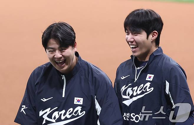 야구대표팀 노시환과 원태인이 7일 서울 고척스카이돔에서 훈련을 하기 전 미소짓고 있다. 류지현 감독이 이끄는 대표팀은 오는 8,9일 체코에 이어 15,16일에 일본과의 평가전 경기를 치를 예정이다. 2025.11.7/뉴스1 ⓒ News1 김성진 기자