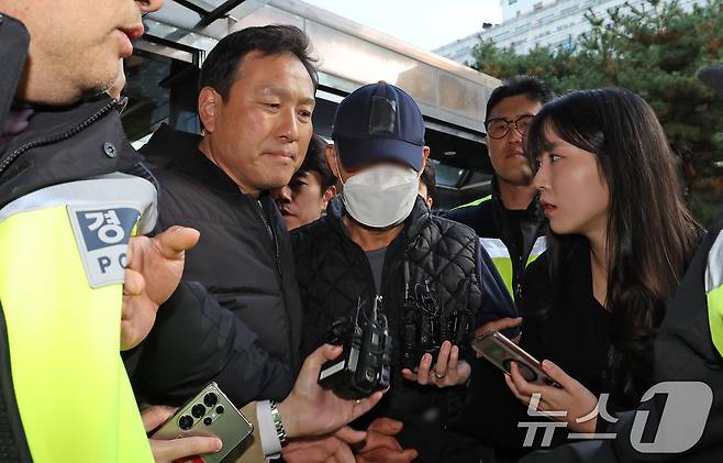 부천 제일시장에서 1톤 트럭으로 돌진사고를 낸 60대 운전자 A씨가 15일 오후 경기 부천시 인천지방법원 부천지원에서 열린 구속 전 피의자 심문(영장실질심사)에 출석하고 있다. 2025.11.15/뉴스1 ⓒ News1 장수영 기자