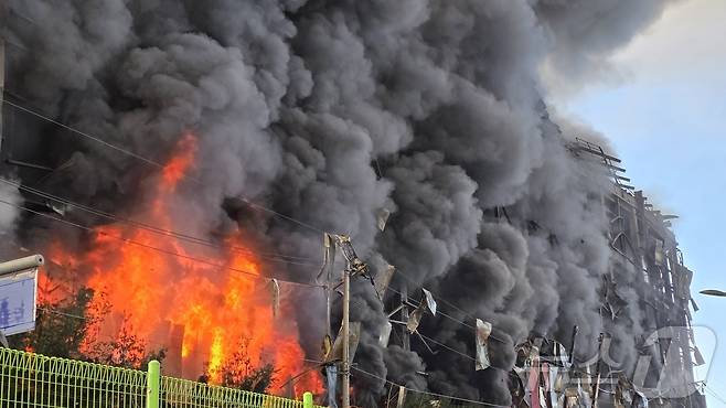 15일 오전 충남 천안 동남구 이랜드패션 물류센터에서 발생한 화재가 7시간이 지나도록 꺼지지 않고 있다. 소방 당국은 대응 2단계를 유지한 채 화재를 진화 중이다. 2025.11.15/뉴스1 ⓒ News1 이시우 기자