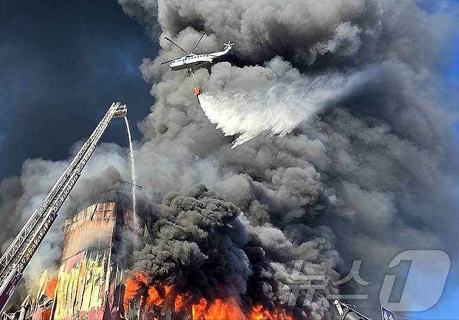 15일 오전 충남 천안 동남구 이랜드패션 물류센터에서 화재가 발생해 소방헬기가 물을 뿌리고 있다. 소방 당국은 대응 2단계로 격상해 화재를 진화 중이다. 2025.11.15/뉴스1 ⓒ News1 이시우 기자
