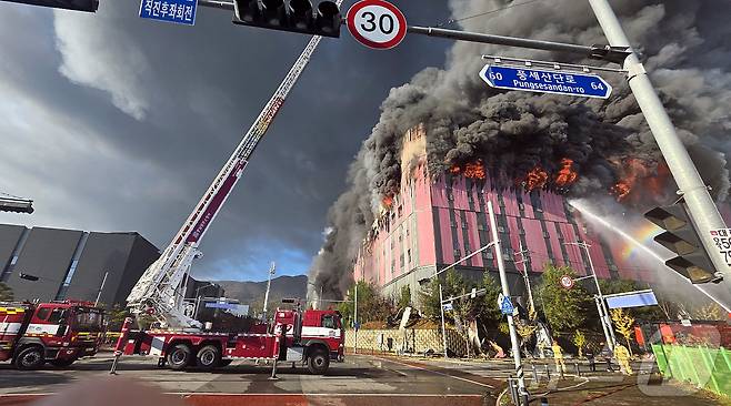 15일 오전 충남 천안 동남구 이랜드패션 물류센터에서 화재가 발생해 검은 연기와 함께 화염이 치솟고 있다. 소방 당국은 대응 2단계로 격상해 화재를 진화 중이다. 2025.11.15/뉴스1 ⓒ News1 이시우 기자