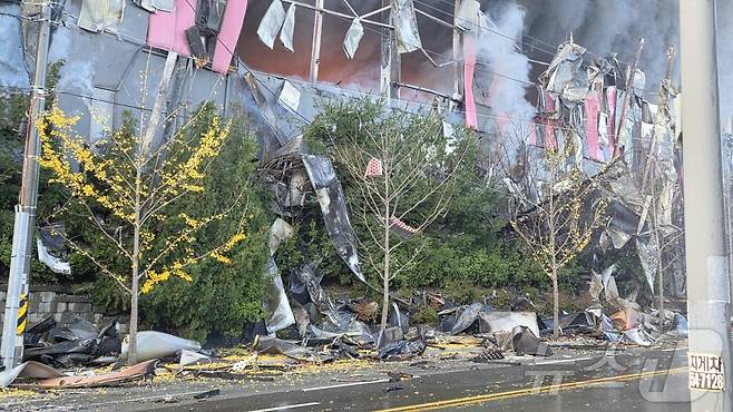 15일 오전 충남 천안 동남구 이랜드패션 물류센터에서 발생한 화재로 건물 외장재가 떨어져 나왔다. 소방 당국은 대응 2단계로 격상해 화재를 진화 중이다. 2025.11.15/뉴스1 ⓒ News1 이시우 기자