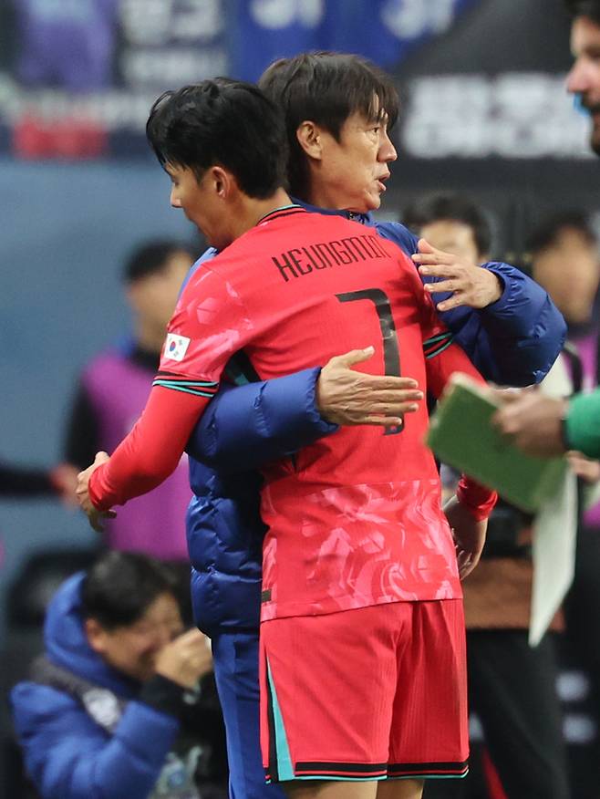 14일 대전월드컵경기장에서 열린 남자축구 국가대표 A매치 평가전 대한민국과 볼리비아의 경기. 손흥민이 후반 교체되며 홍명보 감독을 안고 있다. 사진 | 대전=연합뉴스
