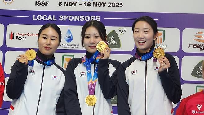 사격대표팀 이계림-오세희-임하나(왼쪽부터)가 2025 ISSF 세계선수권 50m 복사에서 단체전 금메달을 따냈다. 사진 | 대한사격연맹
