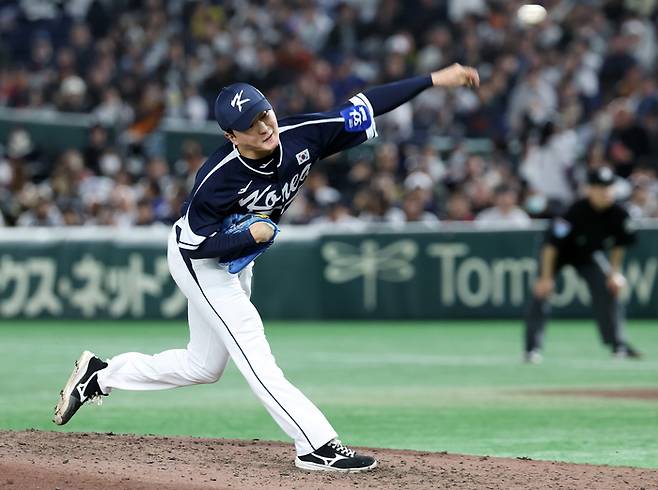 15일 일본 도쿄돔에서 열린 2025 K베이스볼 시리즈 대한민국과 일본의 평가전. 6회말 김건우가 역투하고 있다. 사진 | 도쿄=연합뉴스