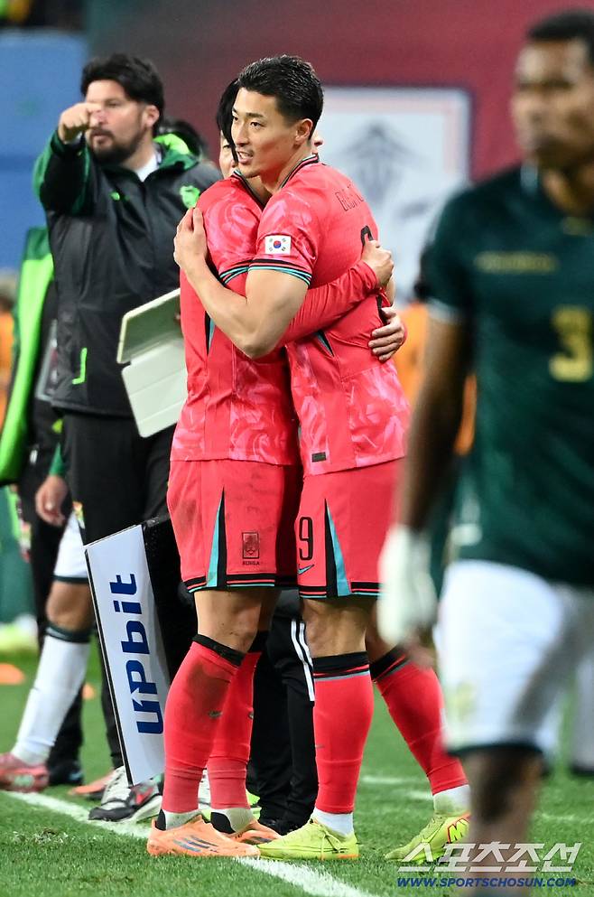 조규성이 후반 교체투입되며 손흥민과 포옹을 하고 있다.