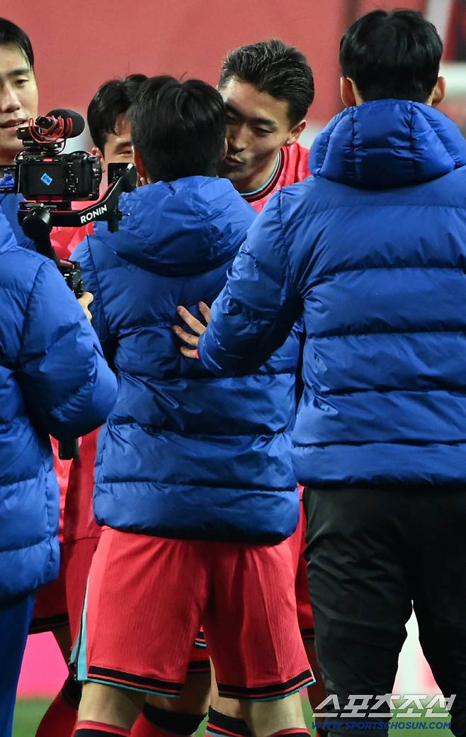 이강인에게 볼뽀뽀를 선사하는 조규성