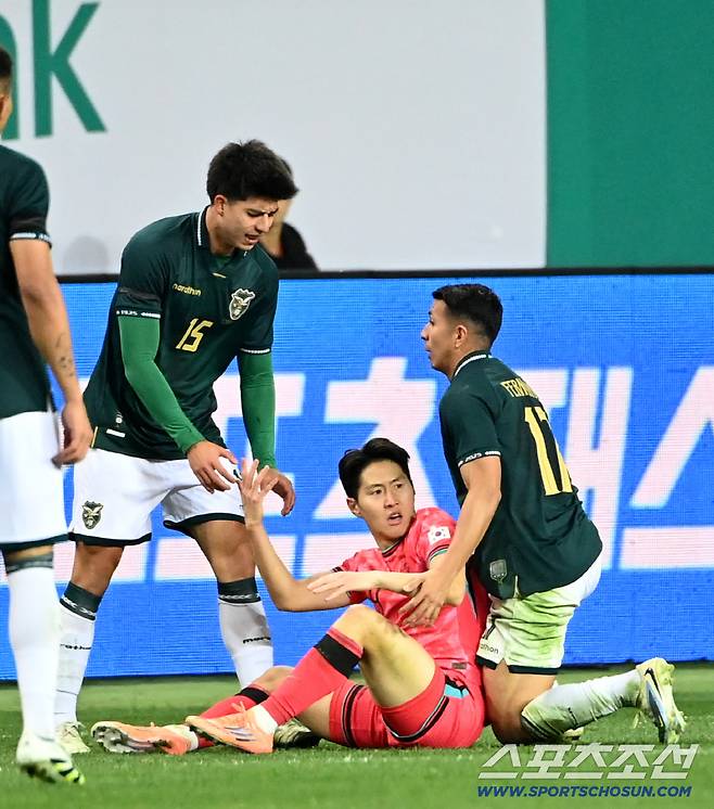 14일 대전월드컵경기장에서 열린 대한민국과 볼리비아의 A매치 평가전. 이강인에 파울을 범한 볼리비아 수비진이 이강인의 손을 잡아 끌어 일으켜 세우려 하고 있다. 대전=허상욱 기자wook@sportschosun.com/2025.11.14/