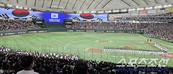 <2025 NAVER K-BASEBALL SERIES> 한국-일본전에 앞서 애국가가 도쿄돔에 울려퍼지고 있다. 한국야구팬들이 애국가를 열창했다. 도쿄=권인하 기자