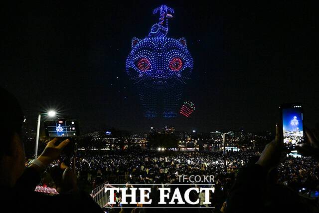 한강드론쇼 케데헌 편 앙코르 공연이 15일 오후 서울 영등포구 여의도한강공원 일대에서 열린 가운데 2000여 대의 드론이 밤하늘을 수놓고 있다. /서예원 기자