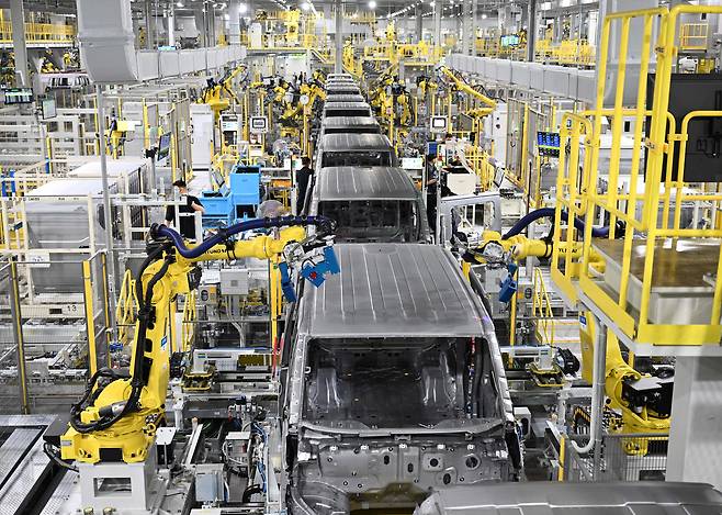 기아는 14일 경기 화성시 우정읍 오토랜드 화성에서 '기아 화성 EVO 플랜트 East준공식 및 West기공식'을 개최했다. 사진은 이보 플랜트 이스트 차체 용접 생산라인 모습./기아