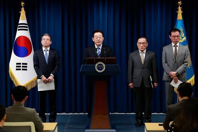 이재명 대통령이 지난 14일 서울 용산 대통령실에서 한미 간 관세·안보 합의를 문서화하는 '조인트 팩트시트(JFS·합동설명자료)' 관련 발표를 하고 있다. 왼쪽부터 김용범 정책실장, 이 대통령, 위성락 국가안보실장, 이규연 홍보소통수석 ⓒ뉴시스