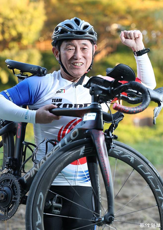 강준환 원장이 서울 강남 양재천에서 사이클을 들고 주먹을 불끈 쥐어 보였다. 신원건 기자 laputa@donga.com
