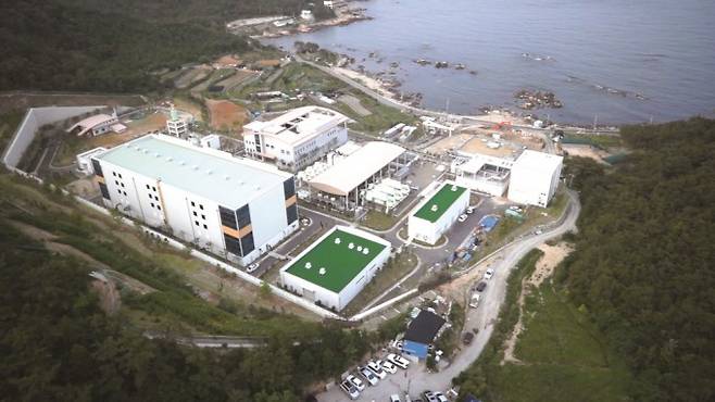 국내에서 가장 큰 규모인 부산 기장 해수담수화 시설은 2015년 준공됐으나, 원전 폐기물 오염 등을 이유로 주민들이 반대하며 2024년까지 10년간 가동이 중단됐다. 강형식 한국환경연구원(KEI) 선임연구위원은 “해수담수화를 실시하려는 지역에서는 주민들에게 해수담수의 안전성과 필요성을 충분히 설명할 필요가 있다”고 전했다. 동아일보 제공&nbsp;