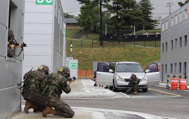 지난 10월 16일 세종시 연서면에 육군 32보병사단 세종과학화예비군훈련장 개장과 함께 예비군훈련대 장병들이 시가지전투 시범을 보이고 있다 있다. 32보병사단 제공