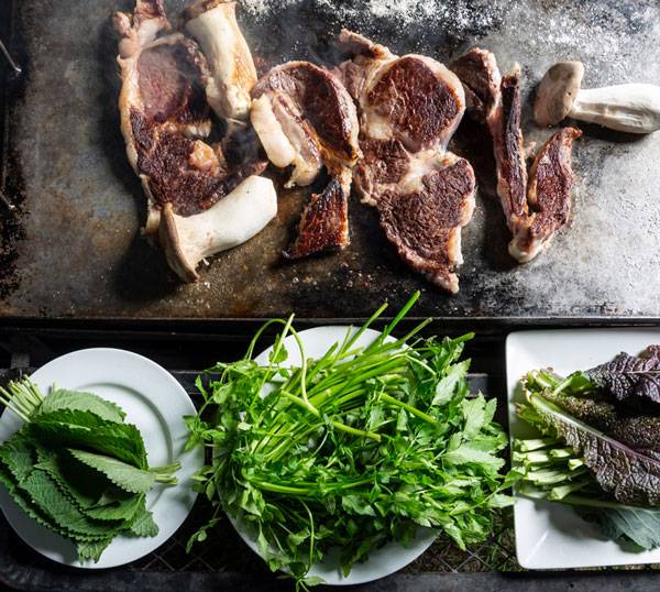 돼지고기와 미나리를 함께 먹으면 중금속 배출 효과가 강화된다./사진=클립아트코리아