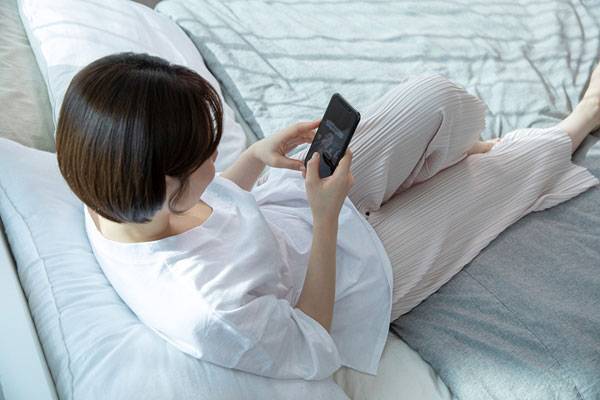 최근 스마트폰 사용 시간이 길어진 것이 목디스크를 부르고 있다. 목을 앞으로 숙인 자세가 오래 지속되면 목 뒷근육이 계속 긴장 상태가 되고, 결국 경추 관절을 지탱하는 힘이 약해진다​./사진=클립아트코리아