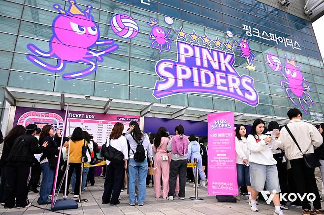 지난달 18일 개막전을 앞두고 인산인해를 이룬 흥국생명 홈(인천 계양체육관) 구장. 사진=KOVO