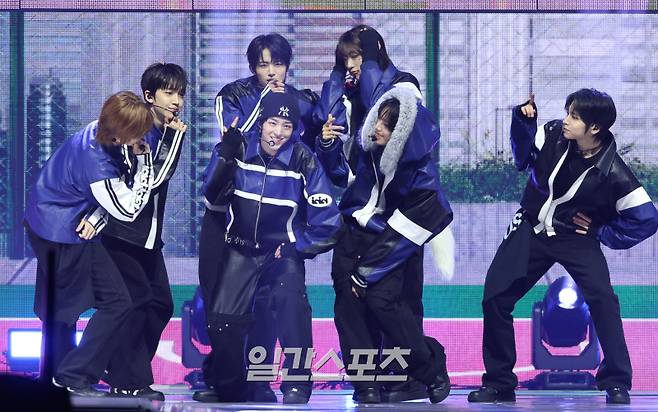 ‘2025 코리아 그랜드 뮤직 어워즈 with iM뱅크’(2025 KGMA) 둘째날 뮤직데이가 15일 오후 인천 영종도 인스파이어 아레나에서 펼쳐졌다. 그룹 아이딧이 공연을 펼치고 있다. KGMA는 한 해 동안 국내외 팬들에게 많은 사랑을 받은 K팝 아티스트와 작품들을 조명해 차별화된 콘텐츠를 선보이는 K팝 축제다. 올해는 KGMA 조직위원회와 크리에이터링, 디오디가 공동 주관하며, 인천광역시와 인천관광공사가 후원한다. 타이틀 스폰서로는 iM뱅크가 함께하며, 협찬사로 피자에땅, 레이블 코퍼레이션, 할리스가 참여한다. 2025 KGMA는 KT ENA가 주관 방송사로 참여하며, 틱톡라이브를 통해 일본, 중국을 제외한 국내 및 글로벌에 생중계된다. 일본에서는 훌루 재팬을 통해 실시간으로 볼 수 있다.&nbsp; 영종도(인천)=KGMA특별취재단/2025.11.15./